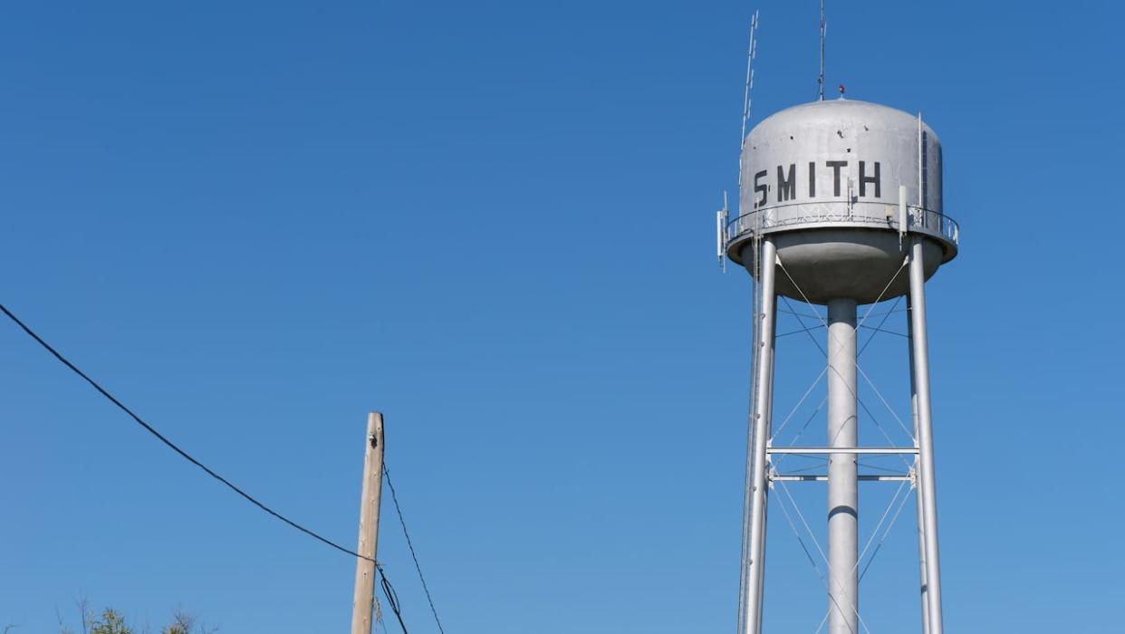 The water tower in Fort Smith, N.W.T., pictured in September 2019. On Monday, the town hit a daily record of 17 C. (Mario De Ciccio/Radio-Canada - image credit)