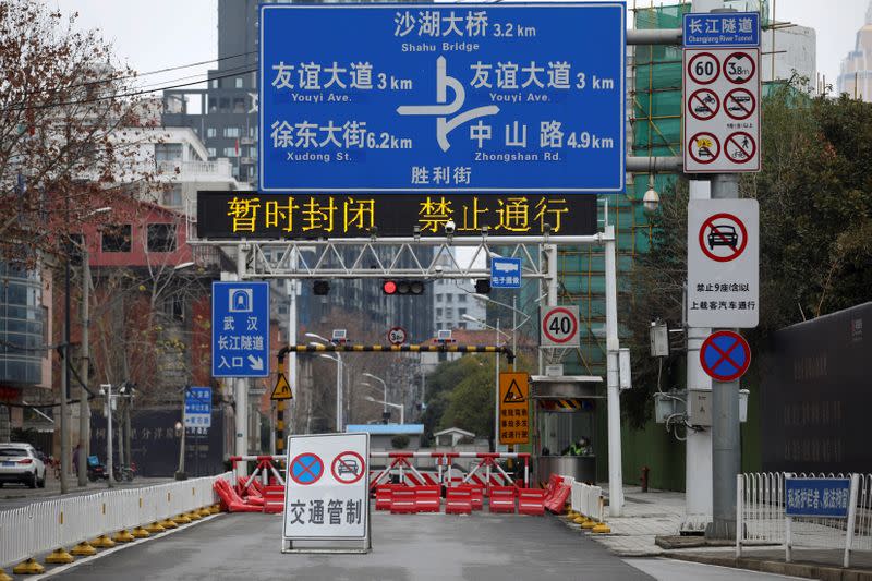 Foto de archivo de un camino bloqueado en Wuhan luego de que se impusiera una cuarentena por coronavirus