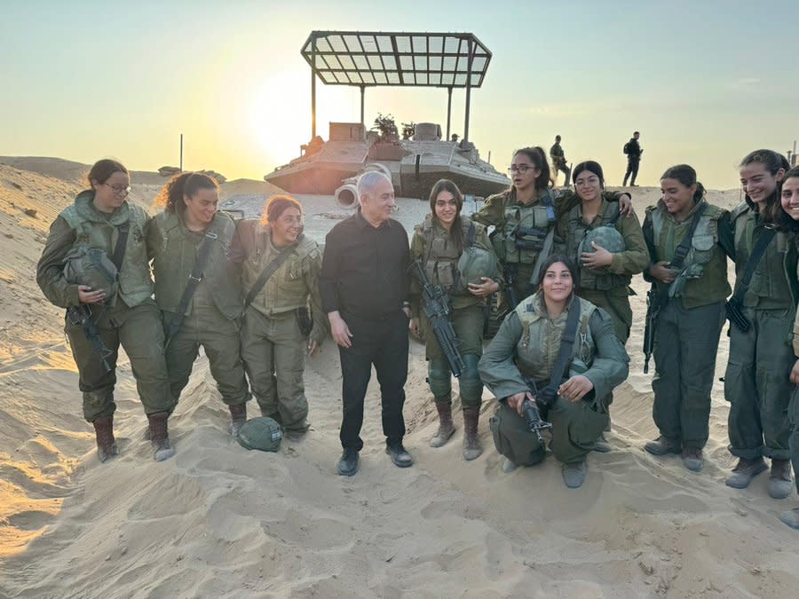 <strong>以色列總理納坦雅胡與獰貓營女兵合影。（圖／翻攝自X＠IsraeliPM）</strong>