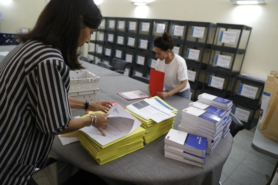 Trabajadoras organizando el material electoral