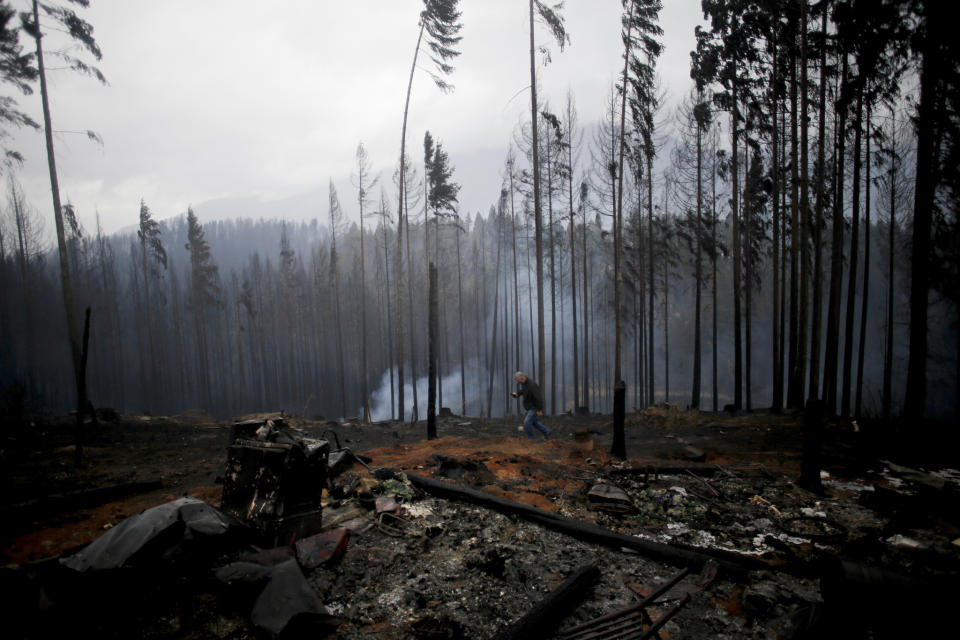 Un hombre camina por un campo devastado por un incendio forestal en Las Golondrinas, en la provincia sureña de Chubut, Argentina, el miércoles 10 de marzo de 2021. (AP Foto/Matías Garay)