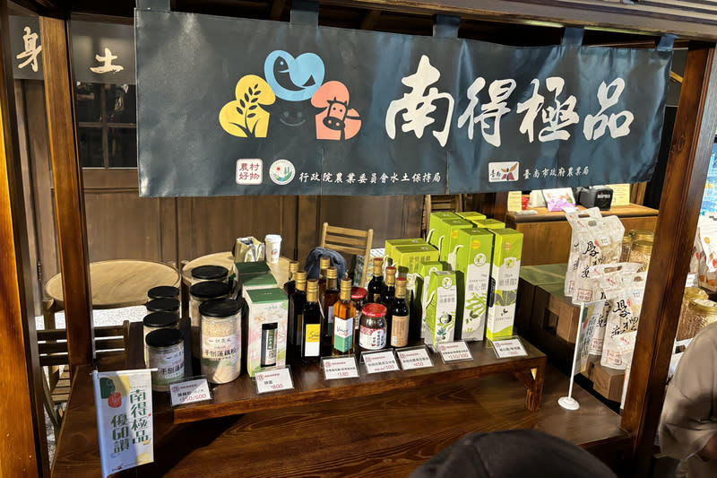 台南道之驛行銷在地農村產品 台南市政府農業局輔導西港區農會後營分部、左鎮區 農會左鎮驛站規劃設置「台南道之驛」，在交通要道 上架販售優質農特產品。 （台南市農業局提供） 中央社記者楊思瑞台南傳真  113年6月5日 