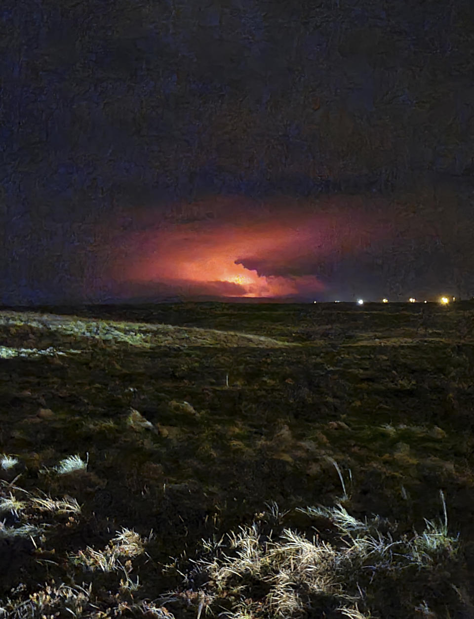 El cielo nocturno brilla tras la erupción de un volcán el viernes 19 de marzo de 2021 en la península Reykjanes de Islandia, no lejos de la capital Reikiavik. (Hildur Hlín Jónsdóttir vía AP)