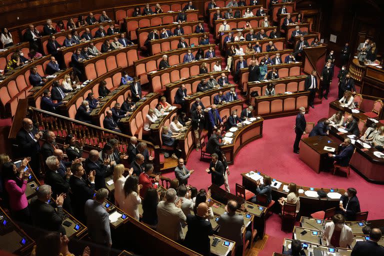 Legisladores debaten en el Senado, en Roma, el jueves 14 de julio de 2022, antes de someter a votación un proyecto de ley que abarca varias medidas económicas. (AP Foto/Gregorio Borgia)