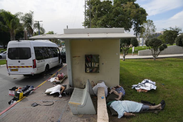 Civiles israelíes muertos a manos de milicianos de Hamas, en Sderot, Israel. (AP/Ohad Zwigenberg)