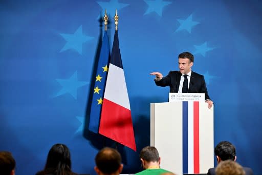 En 2017, Emmanuel Macron dénonçait la déchéance de nationalité, aujourd'hui présente dans le texte de la loi immigration. (Miguel MEDINA / AFP)