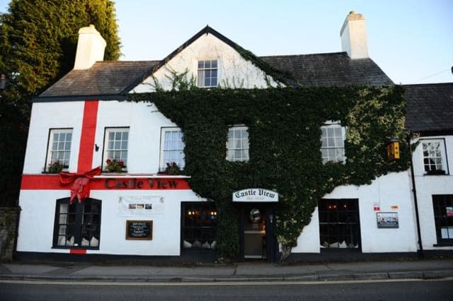 Welsh locals mistake Christmas bow for English flag