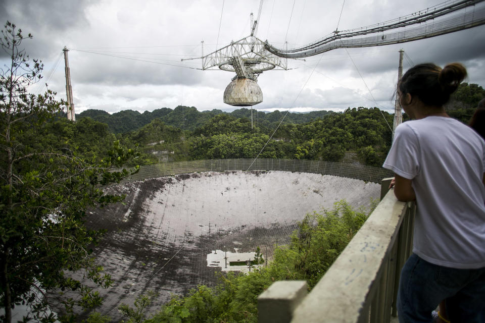 <p>Los investigadores han podido comprobar que el observatorio de Arecibo y su singular radiotelescopio han sufrido daños muy significativos tras el paso del huracán. Todos los miembros del staff están a salvo, pero el cable de alimentación del radar atmosférico y un plato de 12 metros se han perdido tras sufrir vientos de hasta 250 kilómetros por hora. El plato central de grandes dimensiones está intacto, aunque el colapso de la línea de alimentación lo ha dejado ligeramente tocado en algunos lugares. Lo peor es que los miembros del equipo deberán de aguantar con generadores de electricidad, un pozo de agua y comida para una semana hasta que puedan comunicarse con otras partes de la isla cuando las carreteras sean transitables, ya que en estos momentos es imposible desplazarse a ningún sitio. </p>