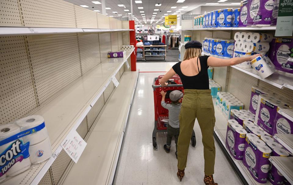 Los primeros meses de la pandemia desataron la locura por adquirir papel higiénico, como muestra esta imagen de un supermercado en California con los estantes vacíos en la zona de productos de limpieza personal, algo bastante habitual por aquel entonces. (Foto: ROBYN BECK/AFP via Getty Images)