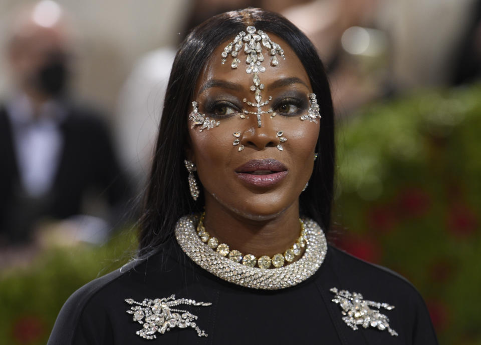 Naomi Campbell llega a la gala a beneficio del Instituto del Vestido del Museo Metropolitano de Arte para celebrar la inauguración de la exposición "In America: An Anthology of Fashion" el lunes 2 de mayo de 2022 en Nueva York. (Foto Evan Agostini/Invision/AP)