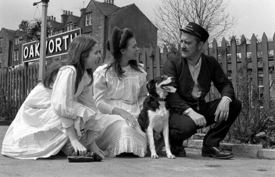 Cribbins with Sally Thomsett (left) and Jenny Agutter, filming ‘The Railway Children’ in 1970 (PA)