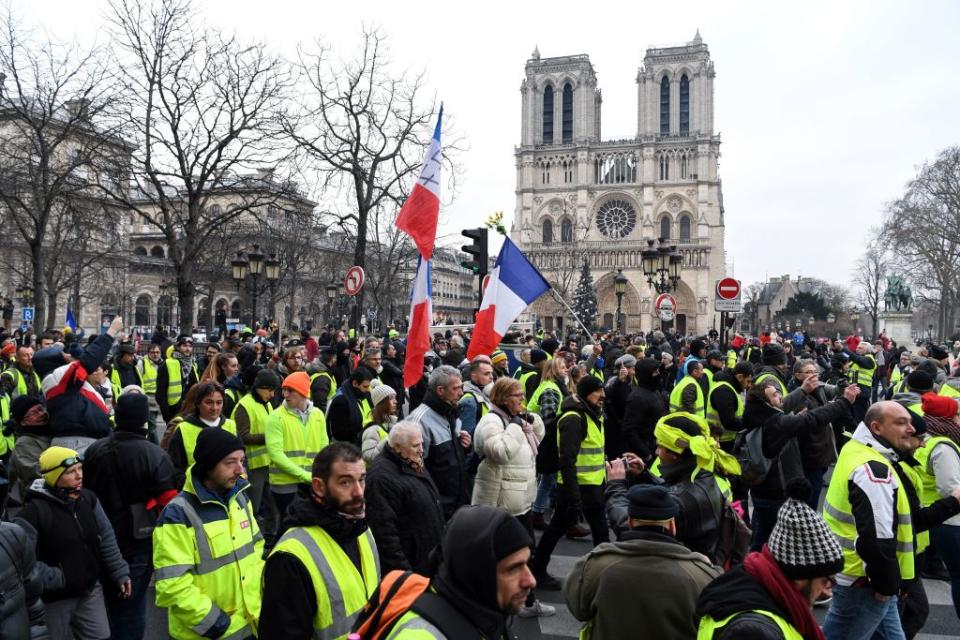 Censées être dévoilées le 15 avril, les annonces du président de la République ont été différées par l’incendie de Notre-Dame de Paris. C’est donc dix jours plus tard qu’Emmanuel Macron prend la parole. Baisse de 5 milliards d’euros des impôts des classes moyennes, réduction du nombre de niches fiscales des entreprises, réindexation sur l’inflation des retraites de moins de 2 000€, augmentation du minimum vieillesse, introduction d’une dose de proportionnelle aux législatives, suppression de l’ENA, renoncement à la suppression de 120 000 postes de fonctionnaires… Le catalogue de mesures est copieux. "Insuffisant", répondent les gilets jaunes, qui redescendent dans la rue.