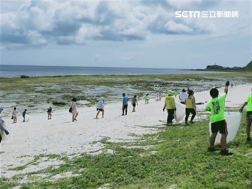 綠島淨灘淨海活動，淨灘的部分由公館國小的同學以及當地業者進行。（圖／攝影師張樵提供）