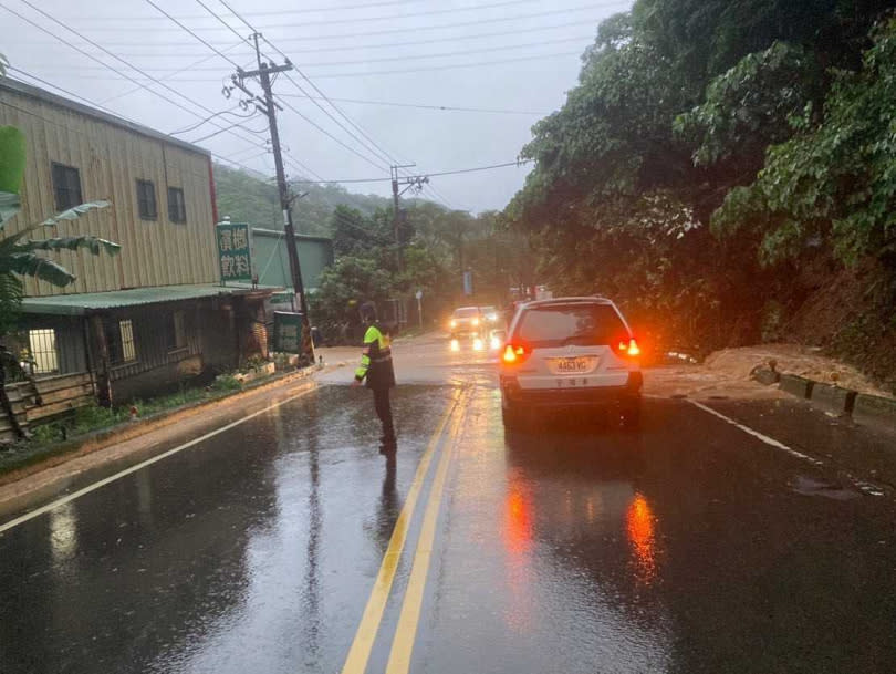 泰山區則是泰林路三段606巷附近也遭受豪大雨影響，馬路被泥黃滾水所覆蓋，交通也因淹水而受到影響。（圖／翻攝自林口警好讚臉書）