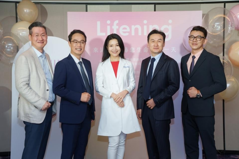 ▲「Lifening來沛寧」上市發表會貴賓：ASK集團CEO 李泰熙、ASK LABS食品研究所 徐大方博士、Lifening品牌大使 余朱青營養師、<a class="link " href="https://tw.news.yahoo.com/tag/RIMAN" data-i13n="sec:content-canvas;subsec:anchor_text;elm:context_link" data-ylk="slk:RIMAN;sec:content-canvas;subsec:anchor_text;elm:context_link;itc:0">RIMAN</a>力曼全球執行長 黃永洙、RIMAN力曼台灣總經理 温鴻遠（從左至右）。(圖/RIMAN 力曼提供)