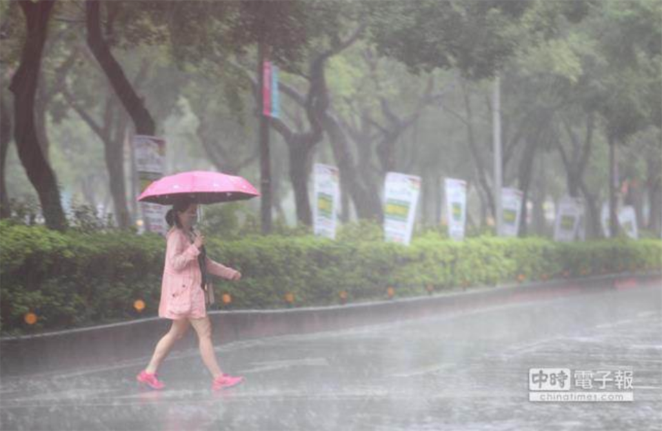 今天一早雨下超大，讓網友們驚呼：以為颱風來了。(示意圖 資料照)
