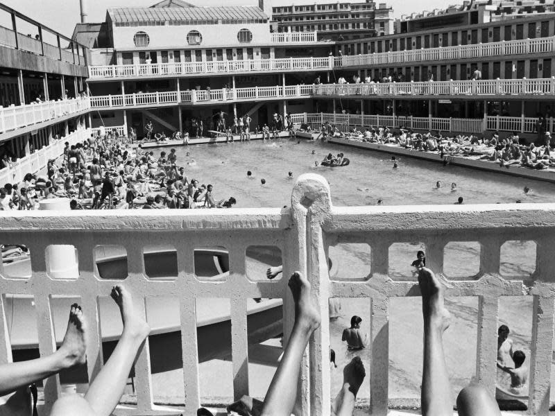 Das Molitor-Schwimmbad im August 1985: Treffpunkt stilbewusster Großstädter. Foto: Gilles Rigoulet