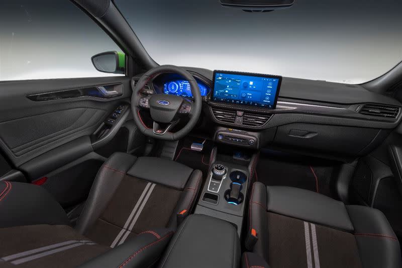 福特Focus小改款換上13.2吋中控螢幕，並將空調介面整合在其中。（圖／翻攝自Ford官網）