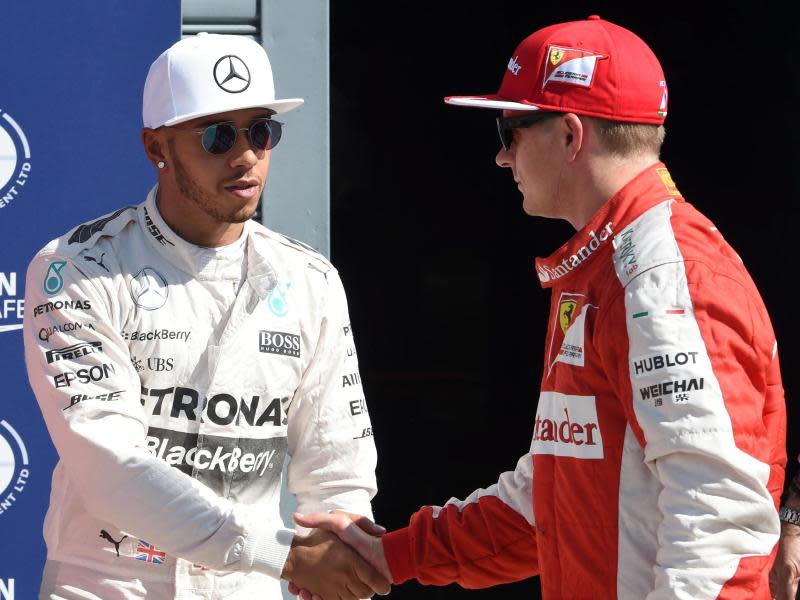 Der zweitplatzierte Kimi Räikkönen (r) gratulierte Hamilton brav. Foto: Daniel dal Zennaro