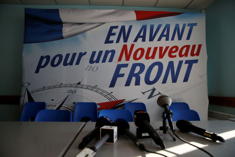 Une affiche du Front national (FN), deployée avant sa conférence de presse à Laon. Cinq mois après son départ du FN, l'eurodéputé Florian Philippot revendique 6.500 adhérents, dont 500 inscrits au congrès de ce week-end destiné à doter d'une visibilité la formation, dans l'ombre du FN. /Photo prise le 18 février 2018/REUTERS/Pascal Rossignol