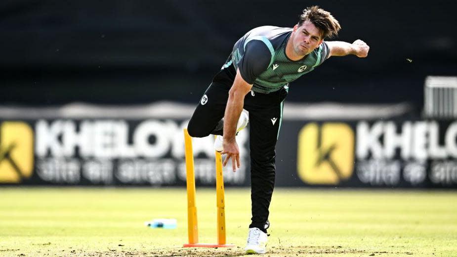 Fionn Hand pakte drie wickets toen Ierland Nederland versloeg