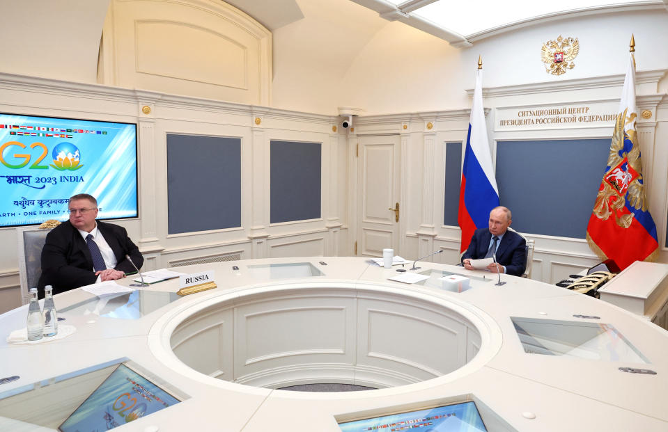 Russlands Präsident Wladimir Putin (rechts) und sein Vizepremier Alexei Overchuk beim virtuellen G20-Gipfel am vergangenen Mittwoch