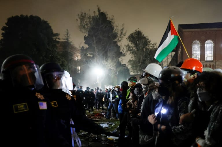 Policías se enfrentan a manifestantes propalestinos tras destruir sus barricadas en la Universidad de California en Los Angeles (UCLA), la madrugada del 2 de mayo de 2024. (Etienne LAURENT)