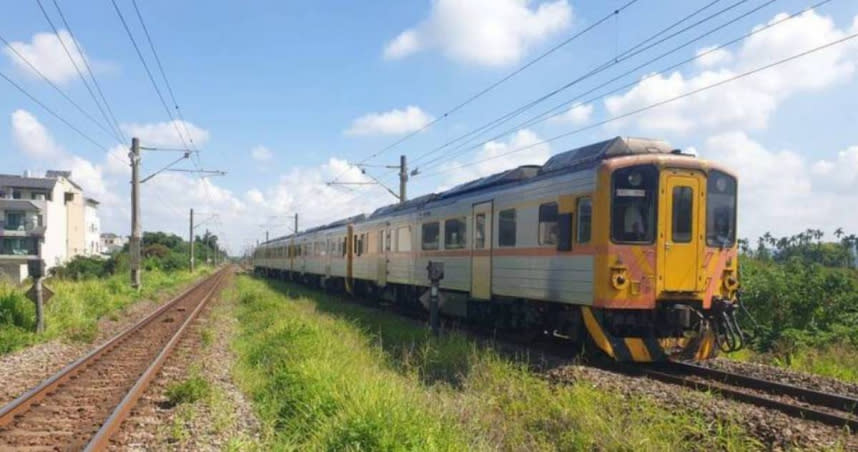 台鐵今天上午驚傳平交道死傷事件，今天上午一輛從彰化開往車埕的區間快車，行經彰化田中鎮復興路平交道時，1名男突然闖入鐵軌，火車駕駛見狀煞車不及直接撞上，巨大撞擊力造成該名男子屍首分離當場慘死。（圖／民眾提供）