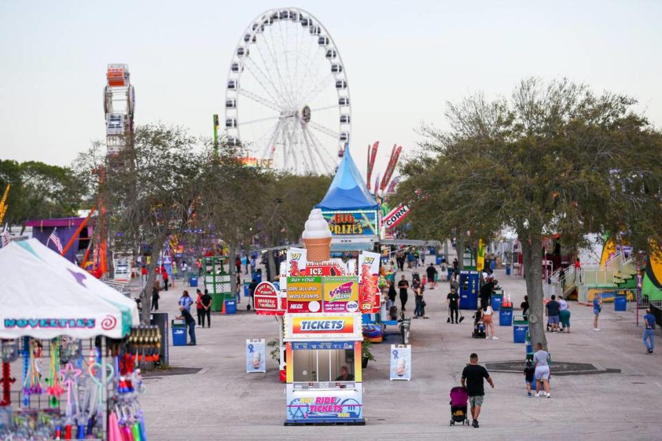 Vista de los puestos de concesión, puestos de juegos y la rueda de la fortuna durante el día de apertura de la Feria de la Juventud del Condado Miami-Dade en el Miami-Dade Fair & Expo Center, en Miami, Florida, el jueves 17 de marzo de 2022.