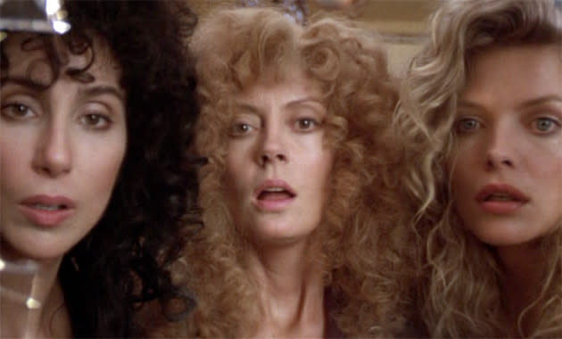 Cher, Susan Sarandon y Michelle Pfeiffer fueron tres hermanas brujas en los ochenta que un buen día se hartan de esperar al hombre perfecto y lo invocan con sus poderes. El que aparece es Jack Nicholson, que da más miedo él solo que todo el aquelarre de la comarca junto.