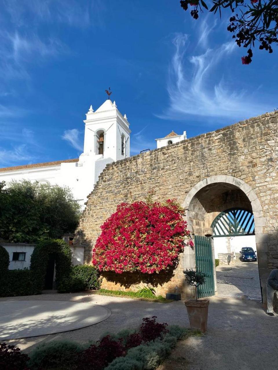 Jardín del castelo y torre de una de las veintiuna iglesias de Tavira.