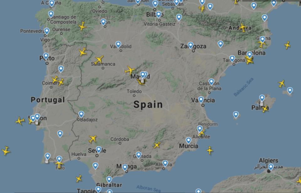 La imagen, tomada de FlightRadar24, del tráfico aéreo de Estados Unidos llama aún más la atención si la comparamos con esta otra del cielo de España también en plena hora punta, las 9:00 de la mañana. (Foto: <a href="http://www.flightradar24.com/40.02,-0.53/6" rel="nofollow noopener" target="_blank" data-ylk="slk:FlightRadar24;elm:context_link;itc:0;sec:content-canvas" class="link ">FlightRadar24</a>).