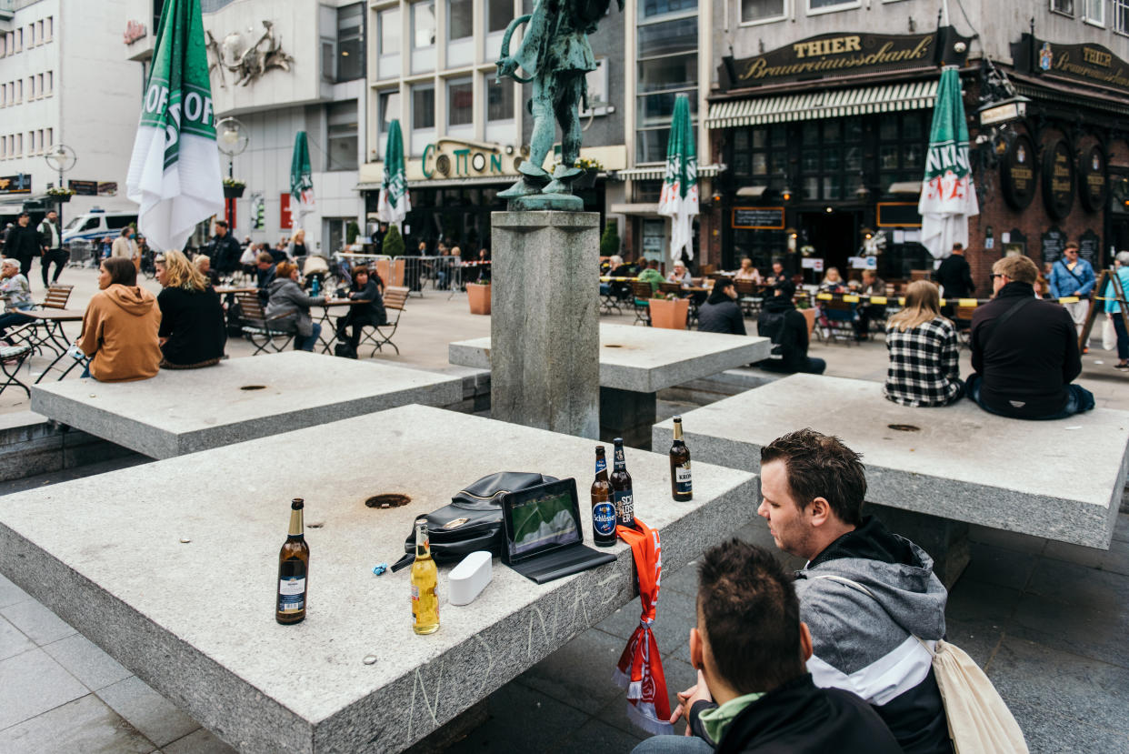 Unos amigos ven un partido de fútbol en una tableta en Dortmund, Alemania, el 16 de mayo de 2020. (Felix Schmitt/The New York Times)