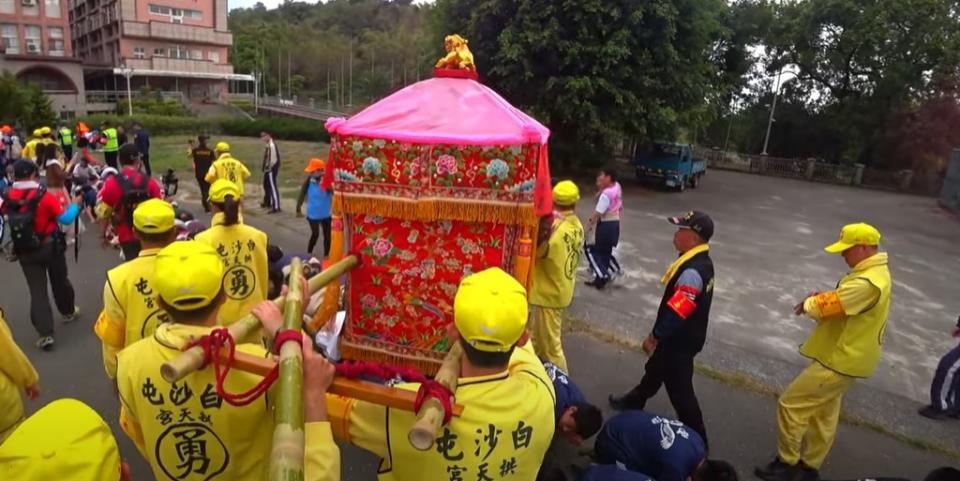 <strong>師生們在操場排隊鑽轎底。（圖／翻攝自YT@白沙屯媽祖網路電視台）</strong>