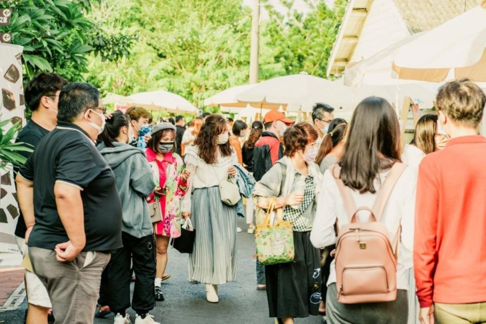 嘉藝點水道頭文創聚落假日人潮滿滿。（記者張翔翻攝）