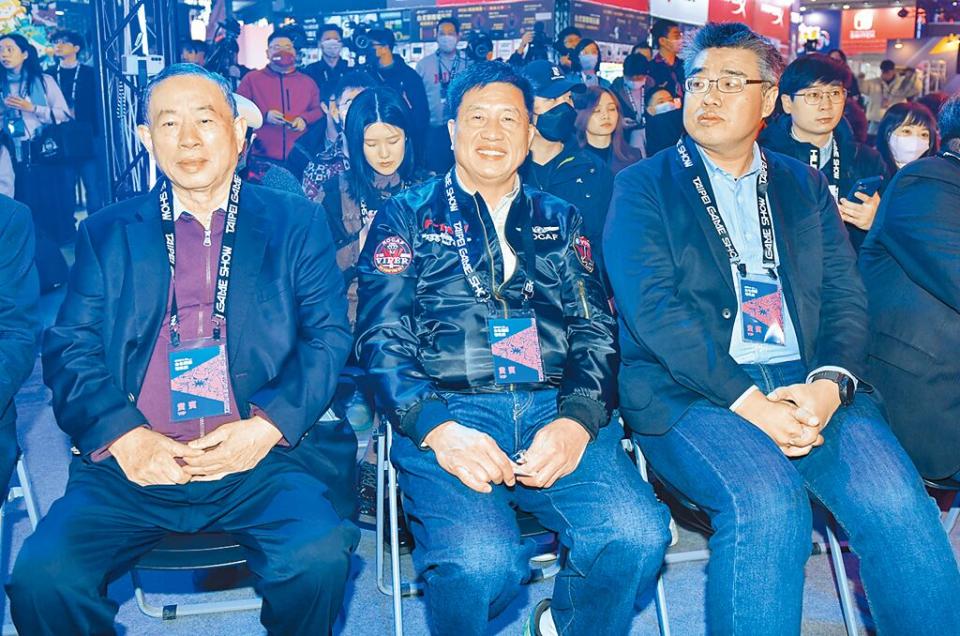 2024台北國際電玩展於25日登場，主辦單位台北市電腦公會理事長彭双浪（中）、數位部次長李懷仁（右）、智冠董事長王俊博（左）等出席開幕儀式。圖／王德為