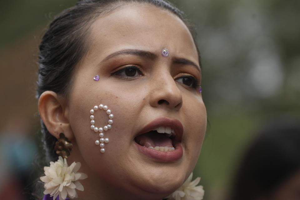 Una mujer, con el costado de su rostro decorado con un símbolo femenino, participa en una marcha que conmemora el Día Internacional de la Eliminación de la Violencia contra la Mujer, en Quito, Ecuador, el sábado 25 de noviembre de 2023. (Foto AP/Dolores Ochoa)