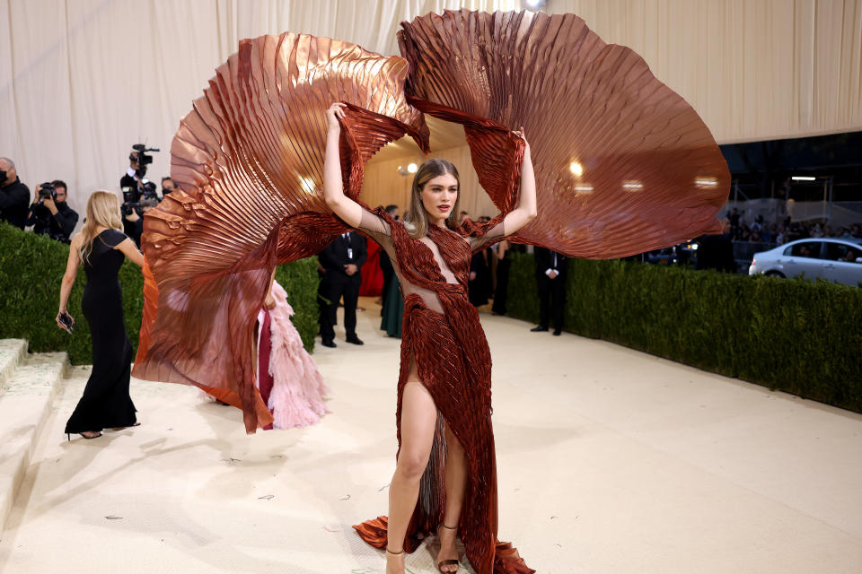 <p>Le mannequin Valentina Sampaio a fait le show avec sa robe à volants. (Photo by John Shearer/WireImage)</p> 