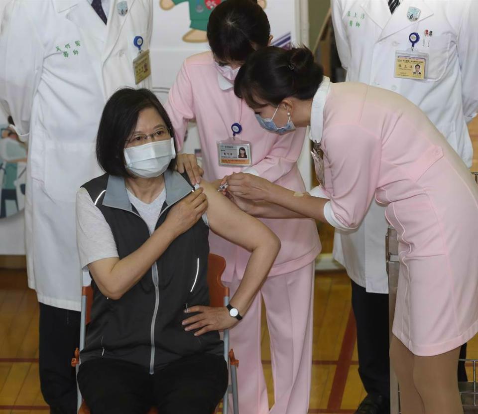 總統蔡英文(左)曾捲起袖子施打高端疫苗。（中時資料照／劉宗龍攝）