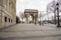 El Arco del Triunfo de París (Francia) al fondo de la Avenida de los Campos Elíseos, por la que apenas circulan unos pocos vehículos el 16 de marzo. (Foto: Edward Berthelot / Getty Images).