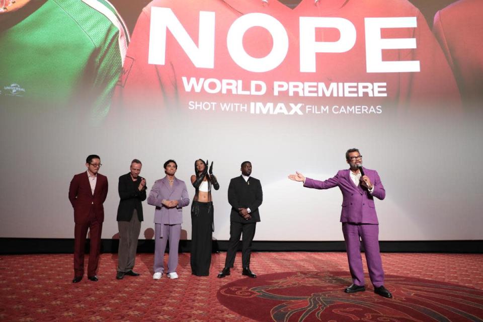  喬登皮爾（右），在《不！》世界首映上介紹全片主要演員。（UIP提供）