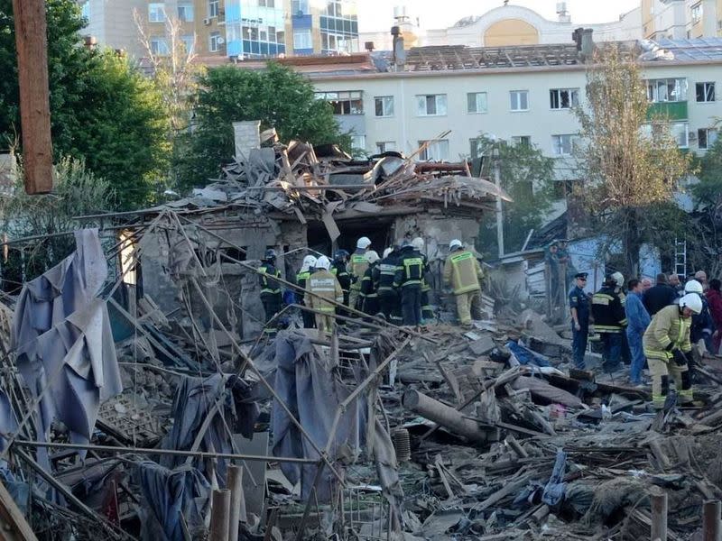 Foto del domingo de un edificio residencial destruido en Belgorod, Rusia