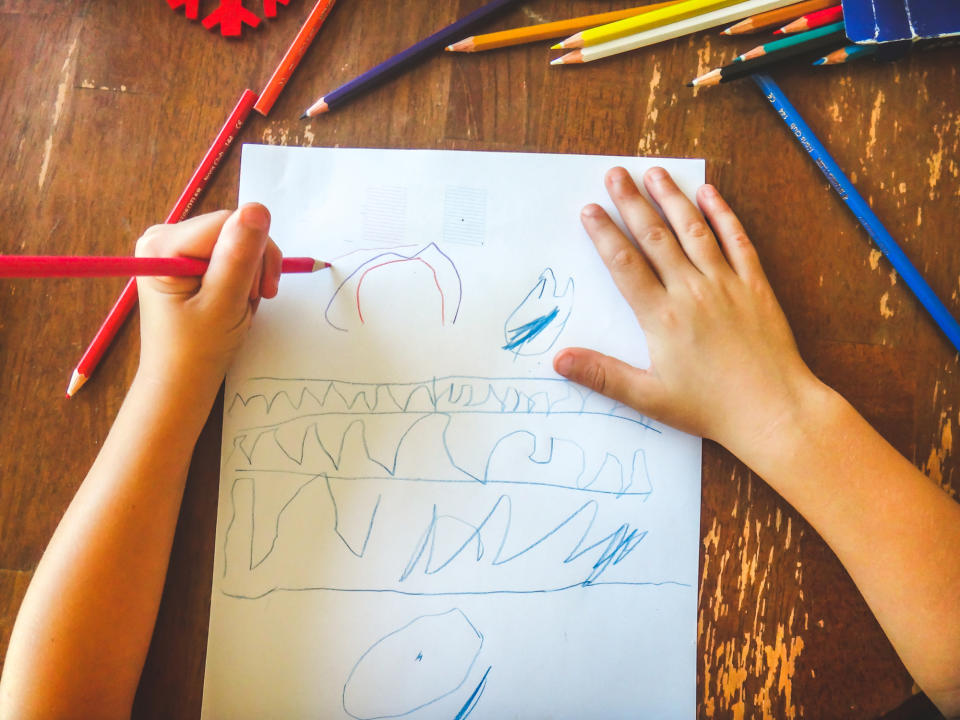Niño realizando un dibujo. Foto: Ingrid Nagy- EyeEm/Getty Images
