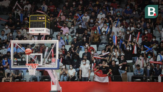 <p>Penonton memberikan dukungan kepada Timnas Basket Indonesia saat matchday pertama Grup A FIBA Asia Cup 2022 antara Timnas Arab Saudi melawan Timnas Indonesia di Istora Senayan, Jakarta, Selasa (12/07/2022). (Bola.com/Bagaskara Lazuardi)</p>
