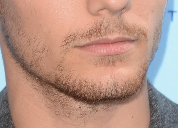 louis tomlinson facial hair