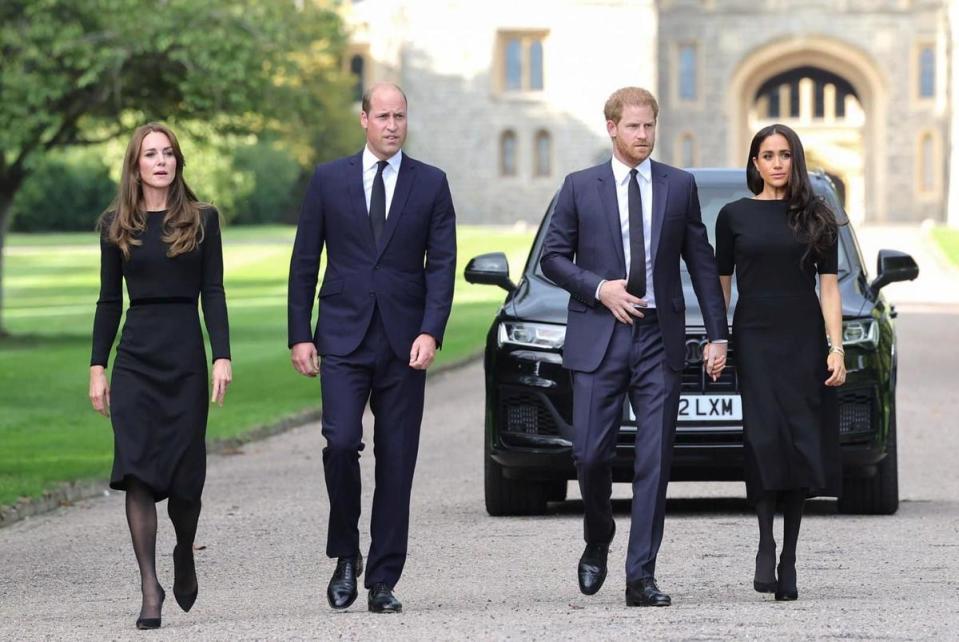 凱特（左起）、威廉、哈利、梅根「皇家F4」日前罕見同框，向前來哀悼女王的民眾致意。（翻攝自臉書The British Royal Family）