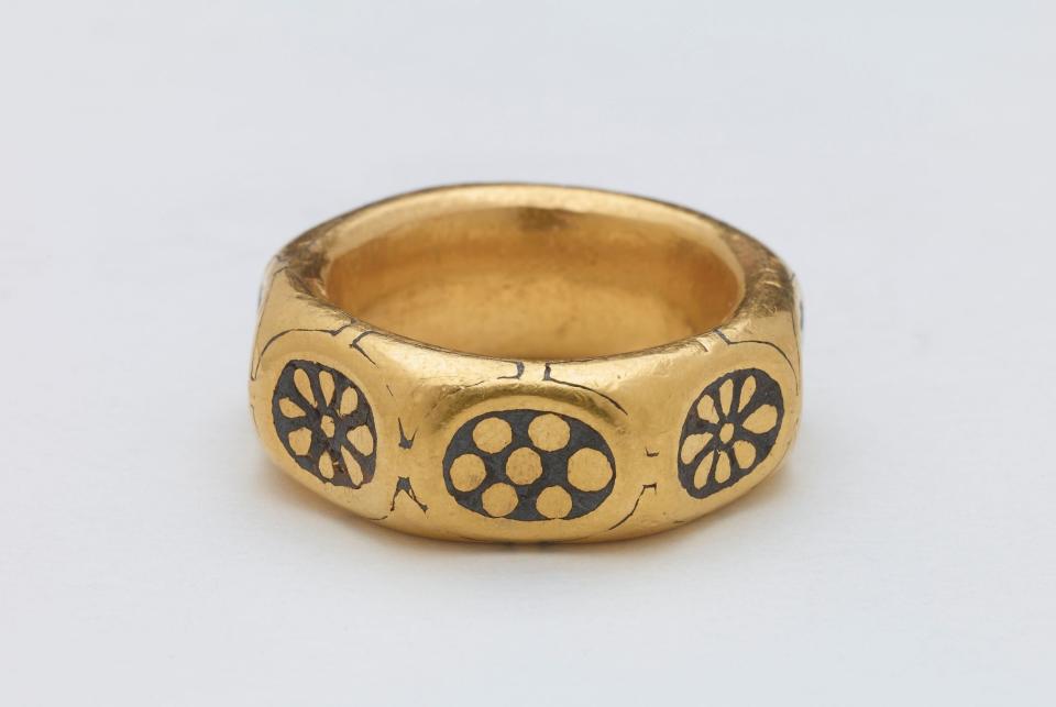 A gold ring (PA)