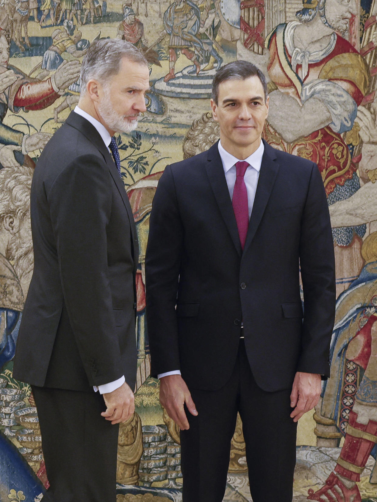 Le Premier ministre espagnol Pedro Sanchez (à droite) participe avec le roi Felipe VI à une cérémonie de prestation de serment sur la Constitution, un jour après avoir été réélu président du gouvernement, au palais royal de La Zarzuela à Madrid, le 17 novembre 2023.