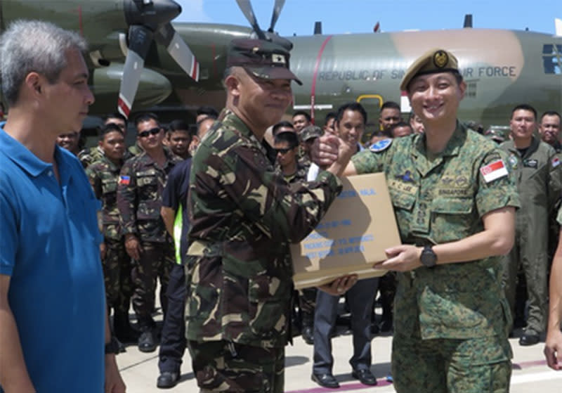 Colonel Lee Kuan Chung, Director of SAF’s Changi Regional Humanitarian Assistance and Disaster Relief Coordination Centre (right) delivers Singapore’s assistance to BG Cristobal Zaragosa of the Armed Forces of the Philippines. Photo: Ministry of Defence