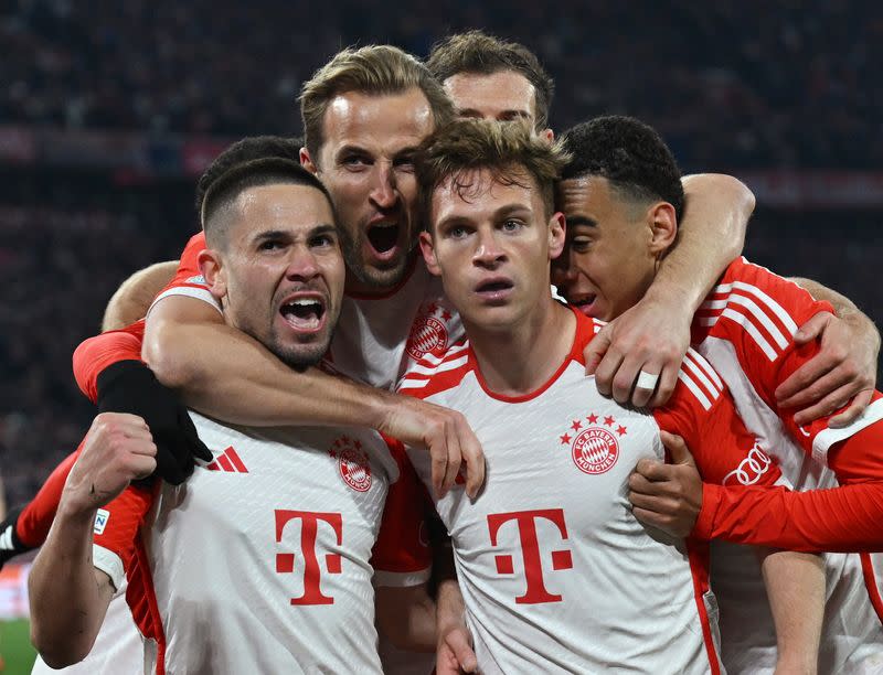 Foto del jugador del Bayern Munich Joshua Kimmich celebrando con sus compañeros Raphael Guerreiro, Harry Kane y Jamal Musiala tras marcar ante Arsenal